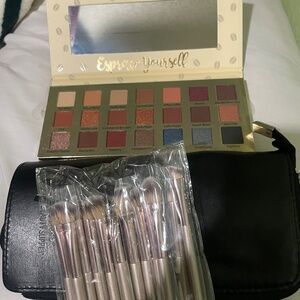 Eyeshadow pallet + 12pc brushes